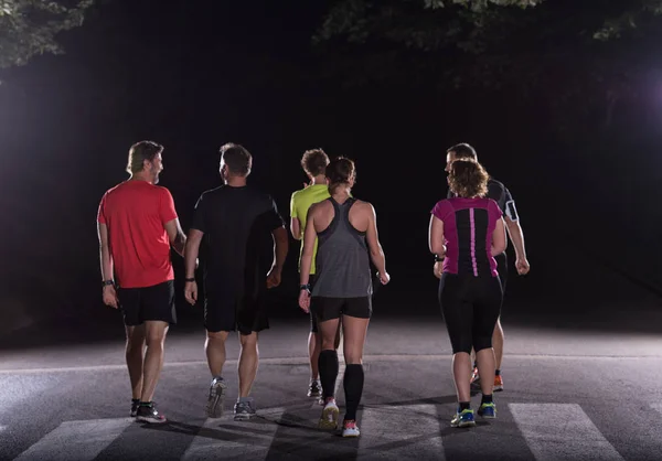 Grupp Friska Människor Jogging Stadsparken Löpare Laget Natten Utbildning — Stockfoto
