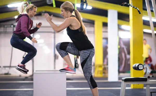 Grupp Friska Atletisk Ungdomar Utbildning Hoppa Passar Låda Cross Fitness — Stockfoto