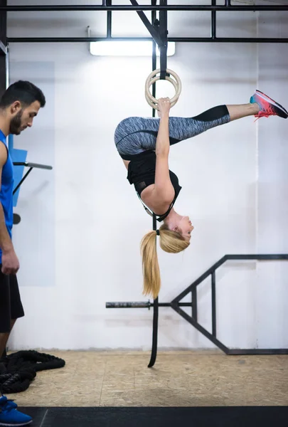 Genç Atletik Kadın Spor Salonunda Jimnastik Yüzükleri Üzerinde Kişisel Antrenörle — Stok fotoğraf