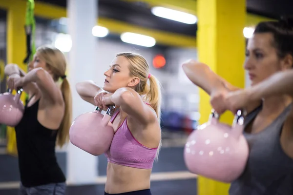 Groep Gezonde Jonge Atleten Doen Oefeningen Met Kettlebells Cross Fitness — Stockfoto