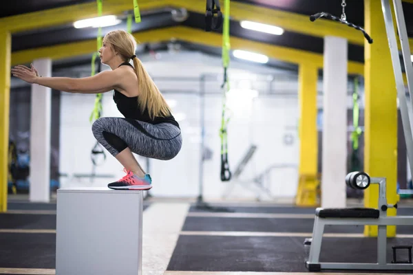 Jovem Atlético Mulher Formação Saltando Caixa Ajuste Cross Fitness Ginásio — Fotografia de Stock