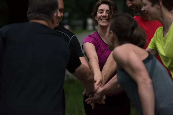 Gruppe Von Gesunden Läufern Die Sich Nach Einer Trainingseinheit Gegenseitig — Stockfoto