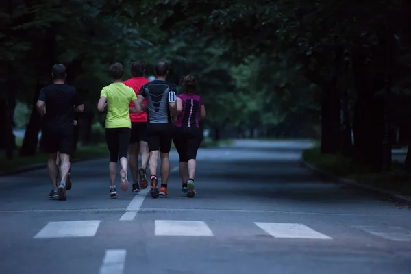 Grupp Friska Människor Jogging Stadsparken Löpare Laget Morgonen Utbildning — Stockfoto