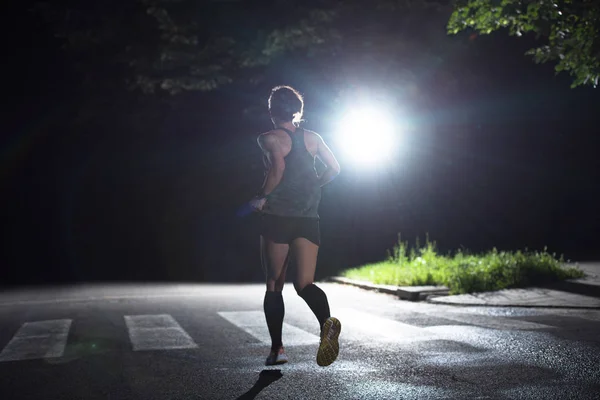筋肉女性ランナーの自然の美しい道で夜マラソンのトレーニングに合わせて — ストック写真