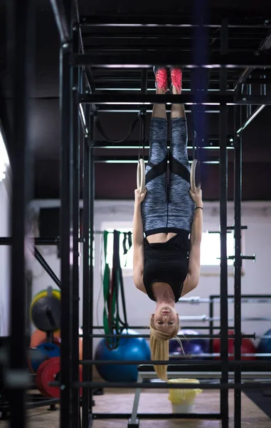 Jeune Femme Athlétique Travaillant Sur Des Anneaux Gymnastique Gymnase Remise — Photo