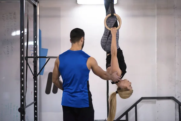 Mujer Atlética Joven Haciendo Ejercicio Con Entrenador Personal Anillos Gimnasia — Foto de Stock