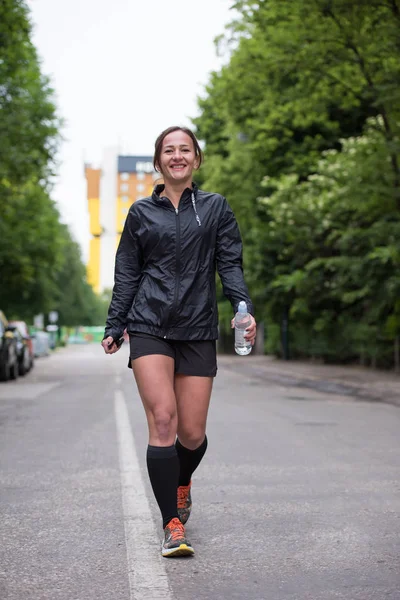 Ταιριάζει Μυϊκή Αθλήτρια Προπόνηση Για Μαραθώνιο Τρέχει Στο Πρωί Στον — Φωτογραφία Αρχείου