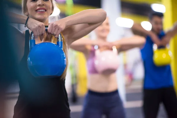 Groep Gezonde Jonge Atleten Doen Oefeningen Met Kettlebells Cross Fitness — Stockfoto