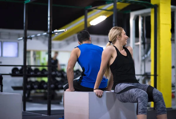 Jeunes Athlètes Couple Travaillant Leurs Bras Aide Boîtes Gym Remise — Photo