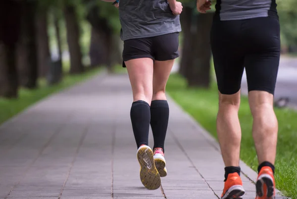 Grupa Zdrowych Osób Uprawiających Jogging Parku Miejskim Zespół Biegaczy Porannym — Zdjęcie stockowe