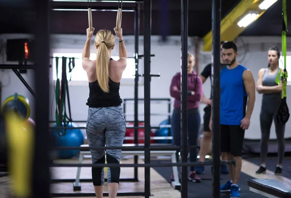 Genç Atletik Kadın Spor Salonunda Jimnastik Yüzükleri Üzerinde Kişisel Antrenörle — Stok fotoğraf