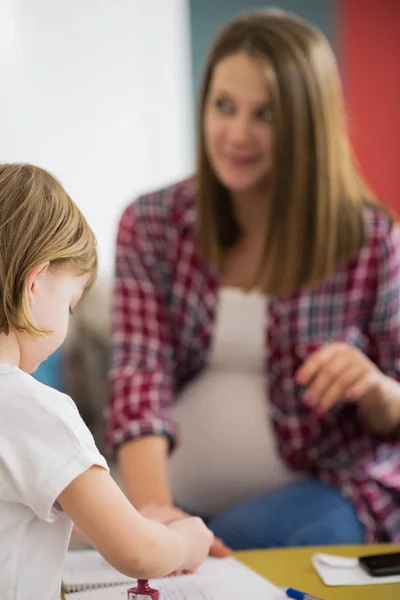 Schattig Dochtertje Schilderij Nagels Aan Haar Zwangere Moeder Terwijl Ontspant — Stockfoto