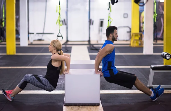 Jeunes Athlètes Couple Travaillant Leurs Bras Aide Boîtes Gym Remise — Photo