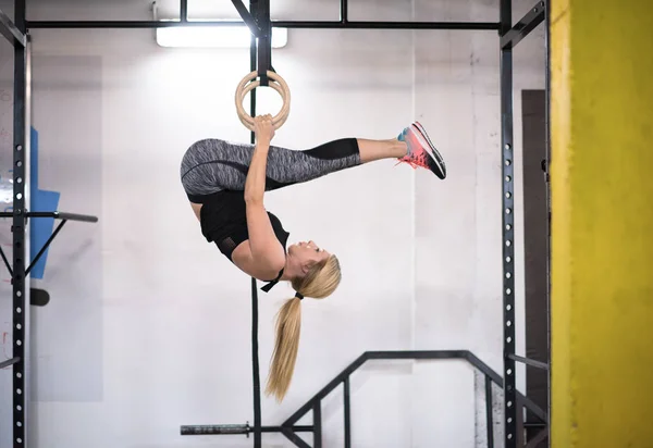 Çapraz Jimnastik Jimnastik Halkaları Üzerinde Çalışan Genç Atletik Kadın — Stok fotoğraf
