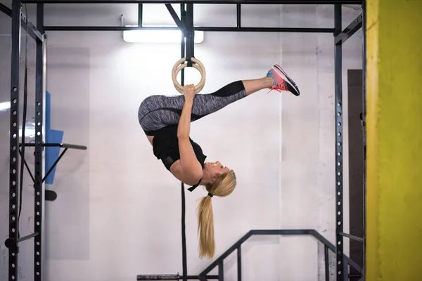 Mujer Atlética Joven Haciendo Ejercicio Los Anillos Gimnasia Gimnasio Fitness — Foto de Stock