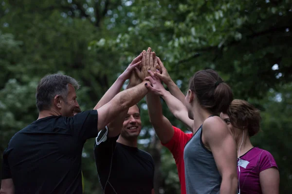 Groupe Coureurs Bonne Santé Donnant Cinq Coups Pouce Tout Célébrant — Photo