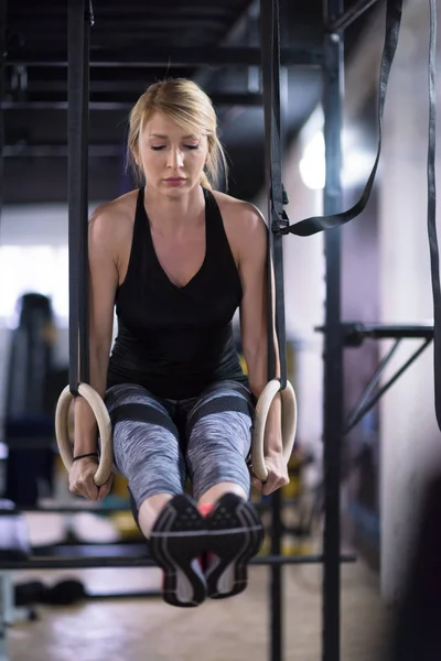 Νεαρός Αθλητής Γυναίκα Που Εργάζεται Έξω Pull Ups Γυμναστικά Δαχτυλίδια — Φωτογραφία Αρχείου