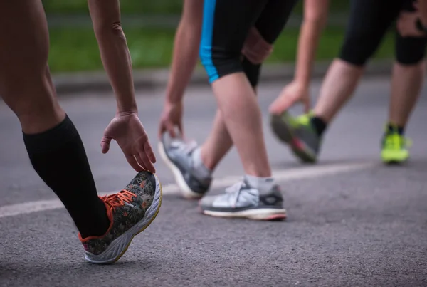 Gesundes Läuferteam Wärmt Und Dehnt Sich Vor Dem Vormittagstraining Stadtpark — Stockfoto