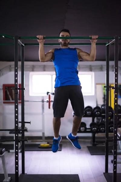 Jeune Homme Musclé Faisant Des Pull Ups Sur Barre Horizontale — Photo