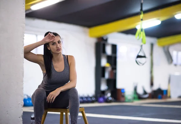 Mladý Sportovec Žena Sedí Relaxaci Cvičení Cross Fitness Tělocvična — Stock fotografie