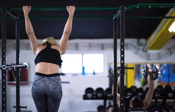 Atleta Donna Facendo Esercizi Addominali Appesi Testa Giù Sulla Barra — Foto Stock