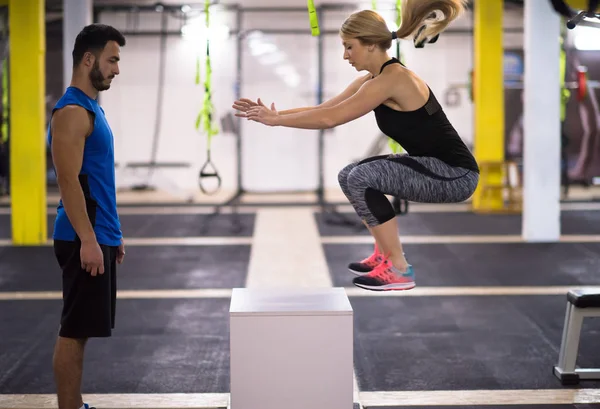 Jovem Atlético Mulher Formação Com Personal Trainer Jumping Caixa Ajuste — Fotografia de Stock