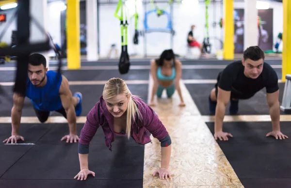 Grupp Unga Friska Människor Gör Armhävningar Cross Fitness Gym — Stockfoto