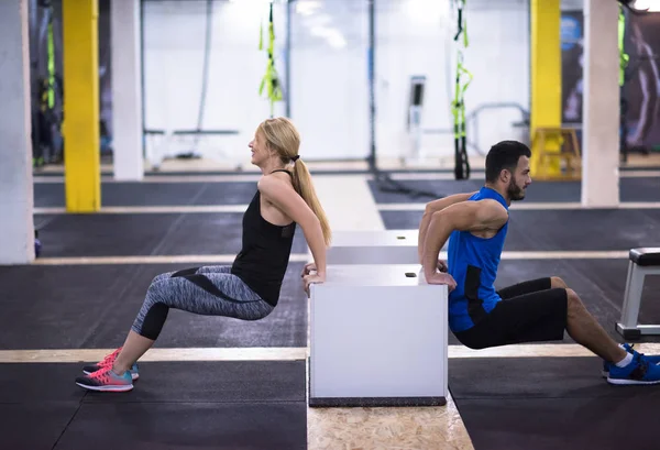 Jóvenes Atletas Pareja Ejercitando Sus Brazos Usando Cajas Gimnasio Cross — Foto de Stock