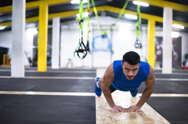 Joven Hombre Fuerte Haciendo Flexiones Gimnasio Cross Fitness —  Fotos de Stock