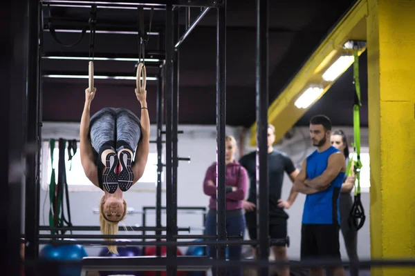 Genç Atletik Kadın Spor Salonunda Jimnastik Yüzükleri Üzerinde Kişisel Antrenörle — Stok fotoğraf