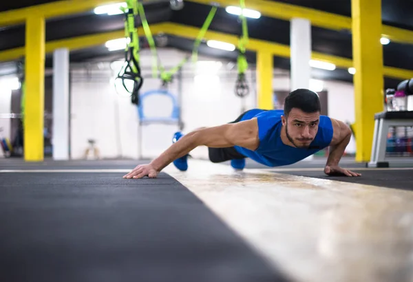 Joven Hombre Fuerte Haciendo Flexiones Gimnasio Cross Fitness —  Fotos de Stock