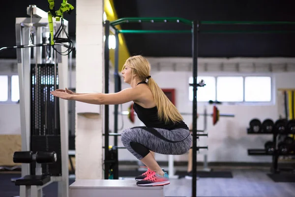 Ung Atletisk Kvinna Utbildning Hoppa Passar Låda Cross Fitness Gym — Stockfoto