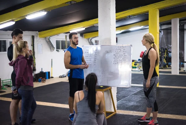 Curso Treinamento Grupo Jovens Atletas Recebendo Instruções Treinador Antes Exercício — Fotografia de Stock