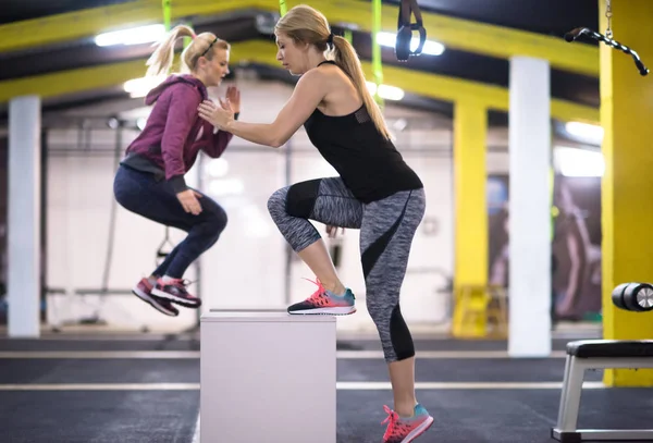 Gruppe Junger Gesunder Sportler Trainiert Springen Auf Fitnessbox Crossfitness Turnhalle — Stockfoto