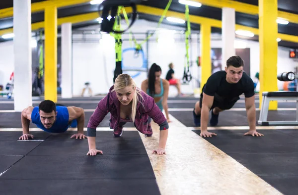 Grupo Jovens Saudáveis Fazendo Flexões Ginásio Cross Fitness — Fotografia de Stock