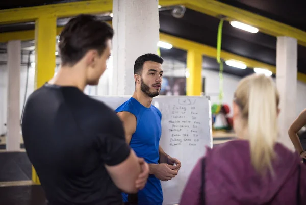 Szkolenie Course Group Młodych Sportowców Otrzymujących Instrukcje Trenera Przed Ćwiczeniami — Zdjęcie stockowe