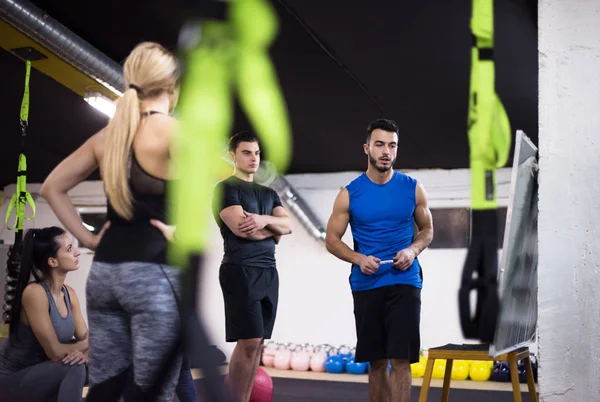 Curso Treinamento Grupo Jovens Atletas Recebendo Instruções Treinador Antes Exercício — Fotografia de Stock