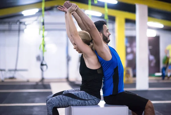 Jeunes Athlètes Couple Travaillant Leurs Bras Aide Boîtes Gym Remise — Photo