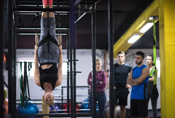 Mujer Atlética Joven Haciendo Ejercicio Con Entrenador Personal Anillos Gimnasia — Foto de Stock