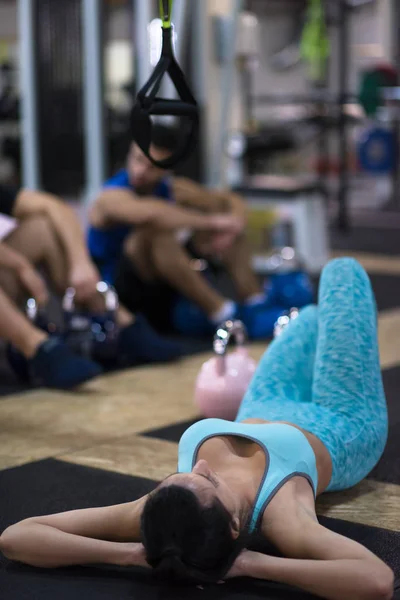 Joven Atleta Mujer Tumbada Suelo Relajándose Antes Duro Entrenamiento Gimnasio —  Fotos de Stock
