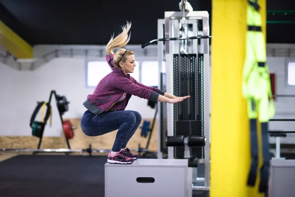 Jeune Femme Athlétique Entraînant Sauter Sur Boîte Forme Physique Salle — Photo