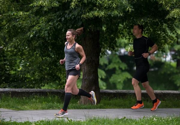 Grupa Zdrowych Osób Uprawiających Jogging Parku Miejskim Zespół Biegaczy Porannym — Zdjęcie stockowe