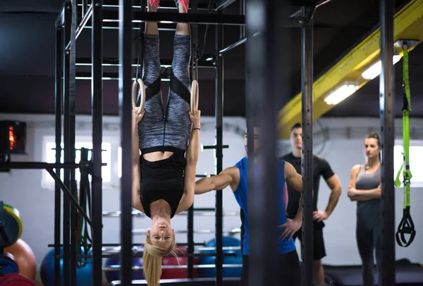 Mujer Atlética Joven Haciendo Ejercicio Con Entrenador Personal Anillos Gimnasia — Foto de Stock