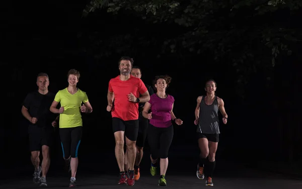 Gruppe Gesunder Joggt Stadtpark Läuferteam Beim Nachttraining — Stockfoto