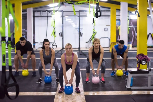 Grupo Jovens Atletas Saudáveis Fazendo Exercícios Com Kettlebells Estúdio Cross — Fotografia de Stock