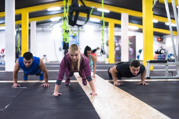 Grupo Jovens Saudáveis Fazendo Flexões Ginásio Cross Fitness — Fotografia de Stock
