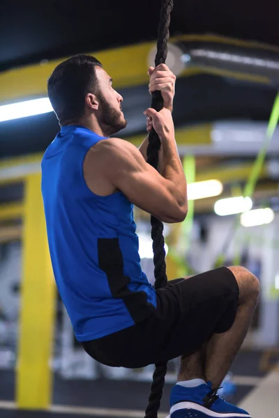 Joven Musculoso Haciendo Cuerda Escalada Cruz Gimnasio Fitness — Foto de Stock