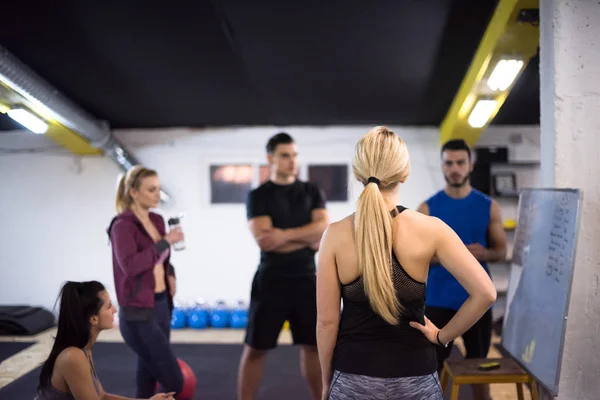 Cours Entraînement Groupe Jeunes Athlètes Obtenir Des Instructions Entraîneur Avant — Photo