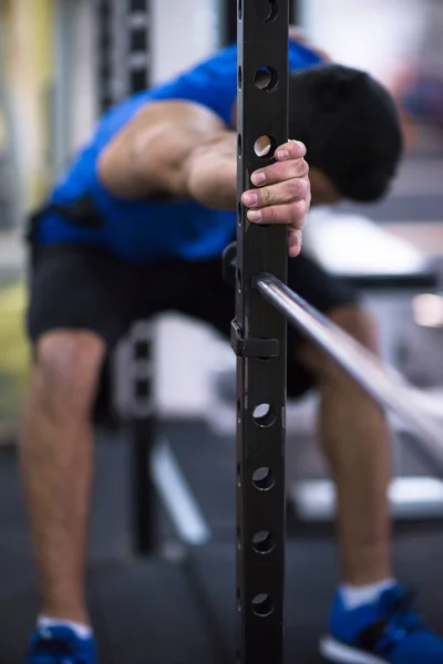 Joven Musculoso Haciendo Pull Ups Barra Vertical Como Parte Cross —  Fotos de Stock