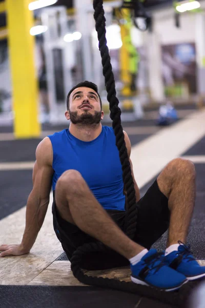 Jovem Homem Muscular Sentado Relaxante Antes Corda Escalada Ginásio Cross — Fotografia de Stock
